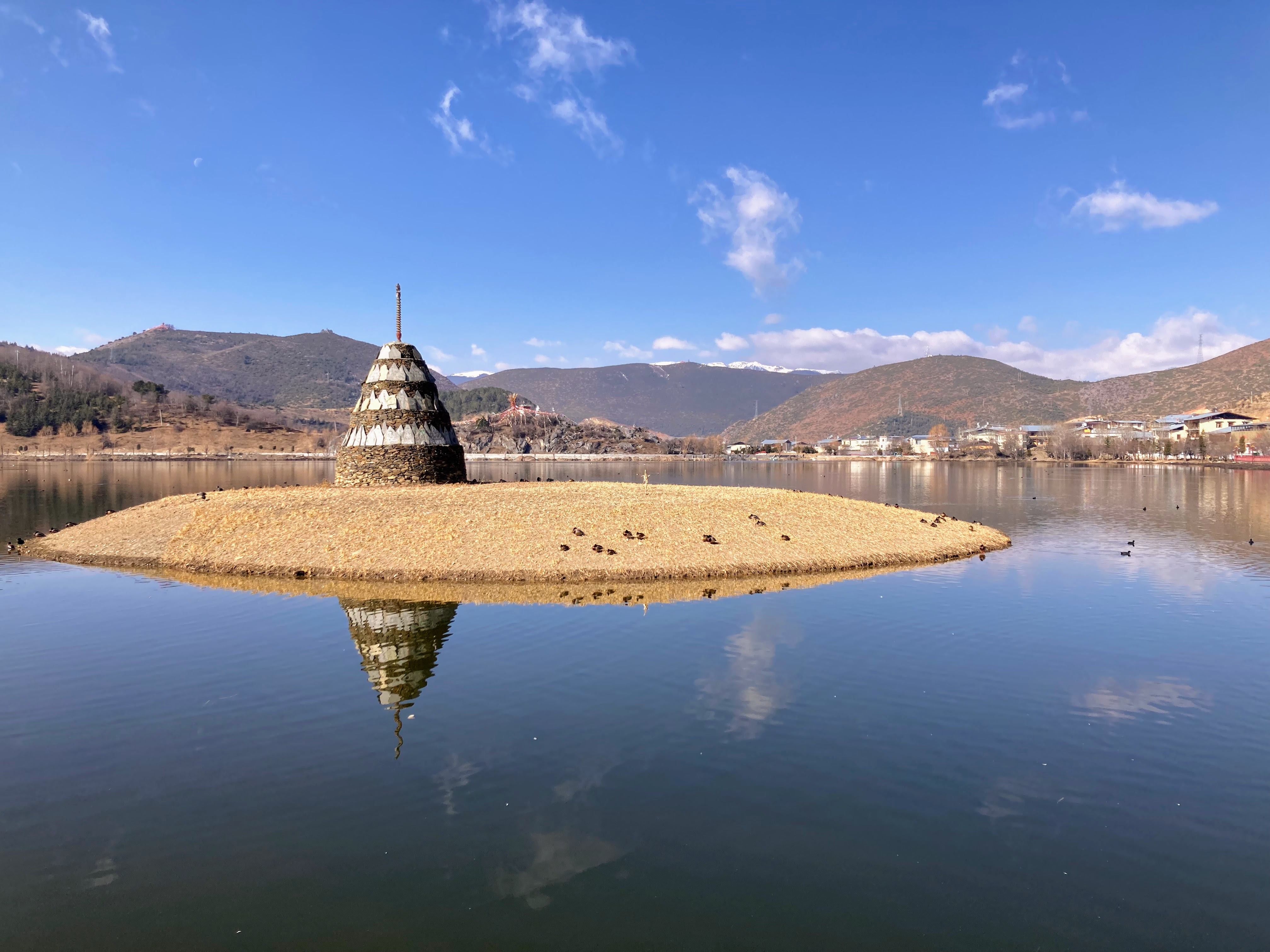 Lake view of the surroundings of Shangri La