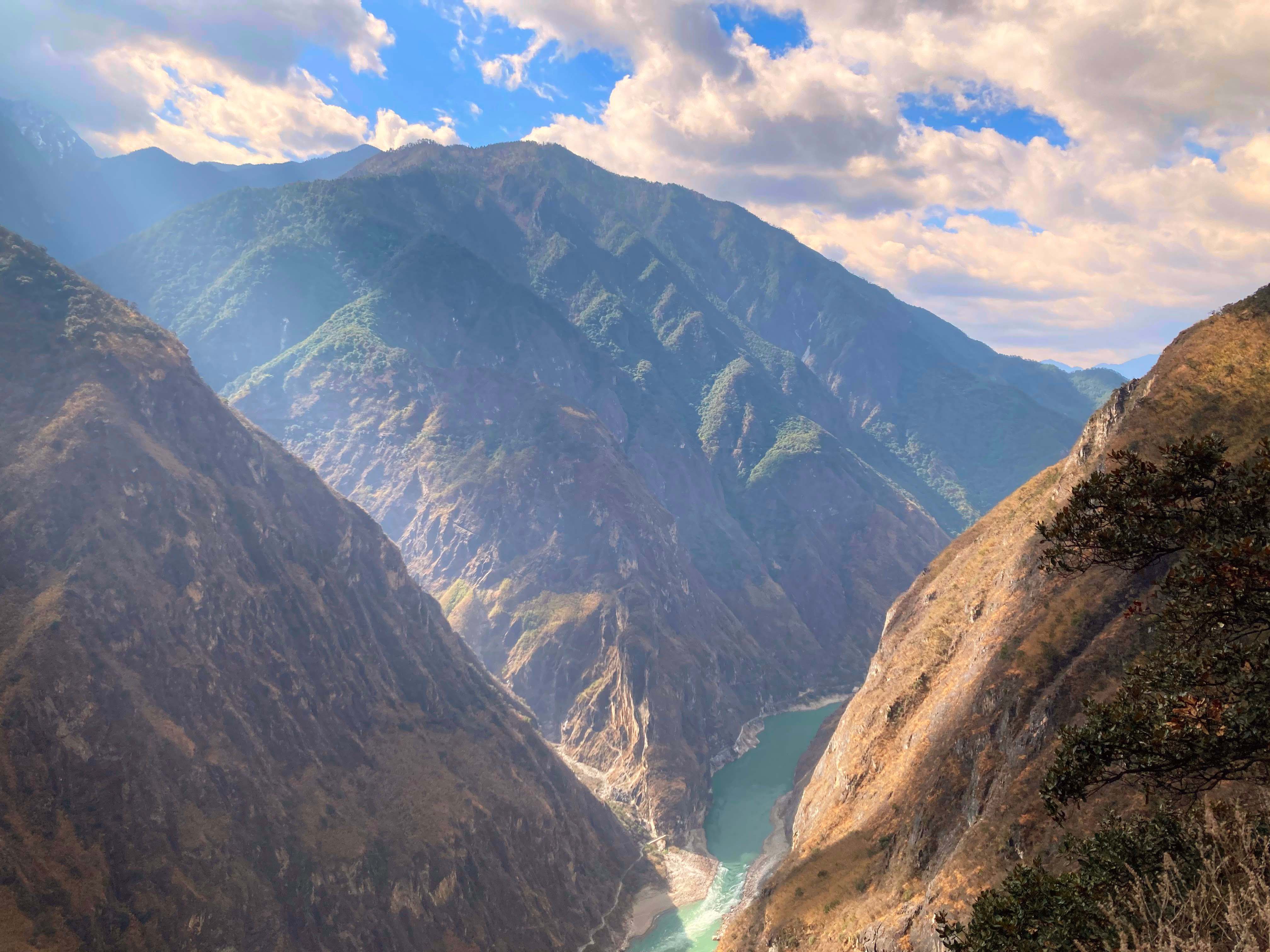 View on the gorge and the river from the higher Tiger Leaping Gorge path