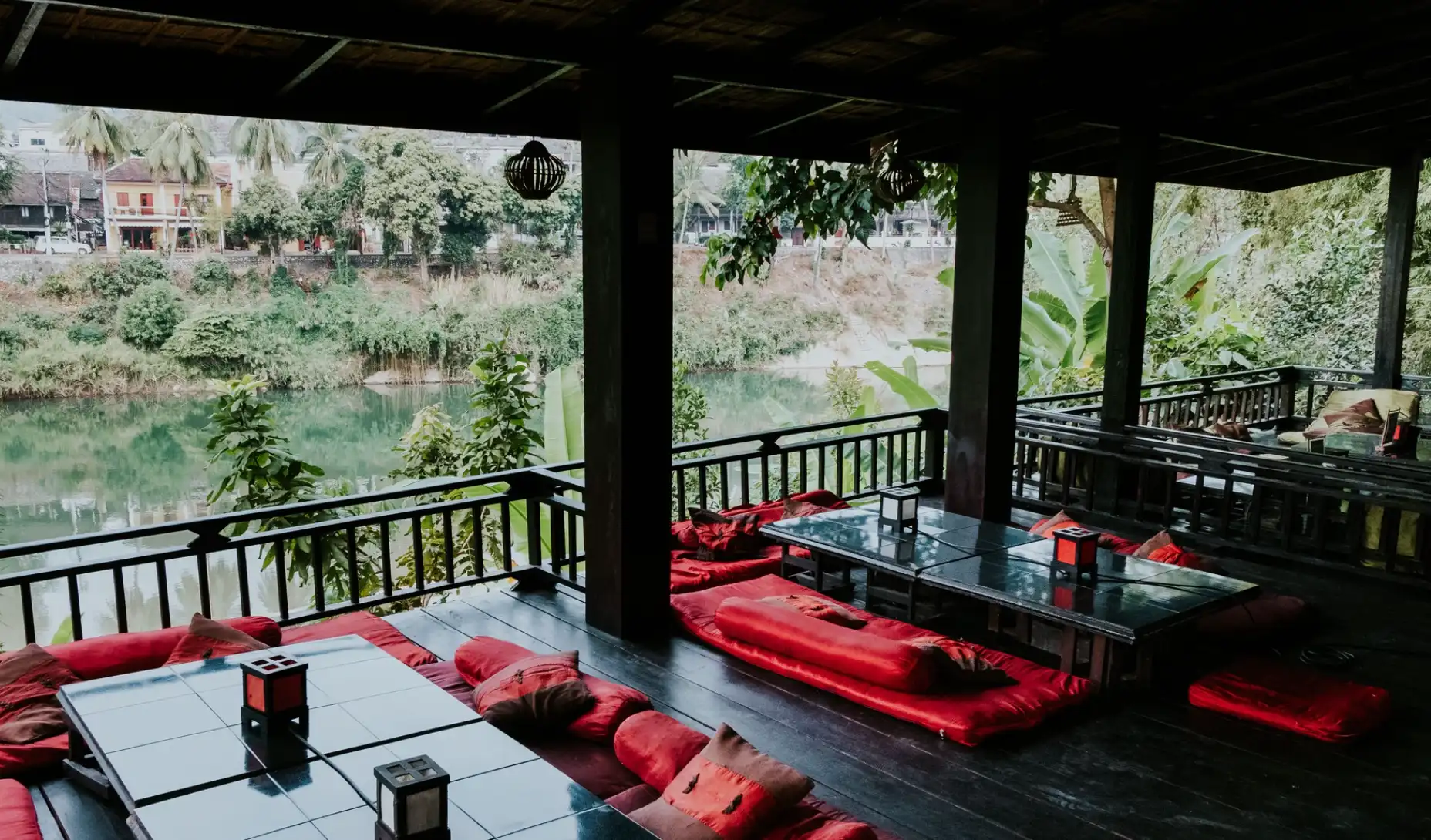 Dyen Sabai Restaurant with view on Mekong river