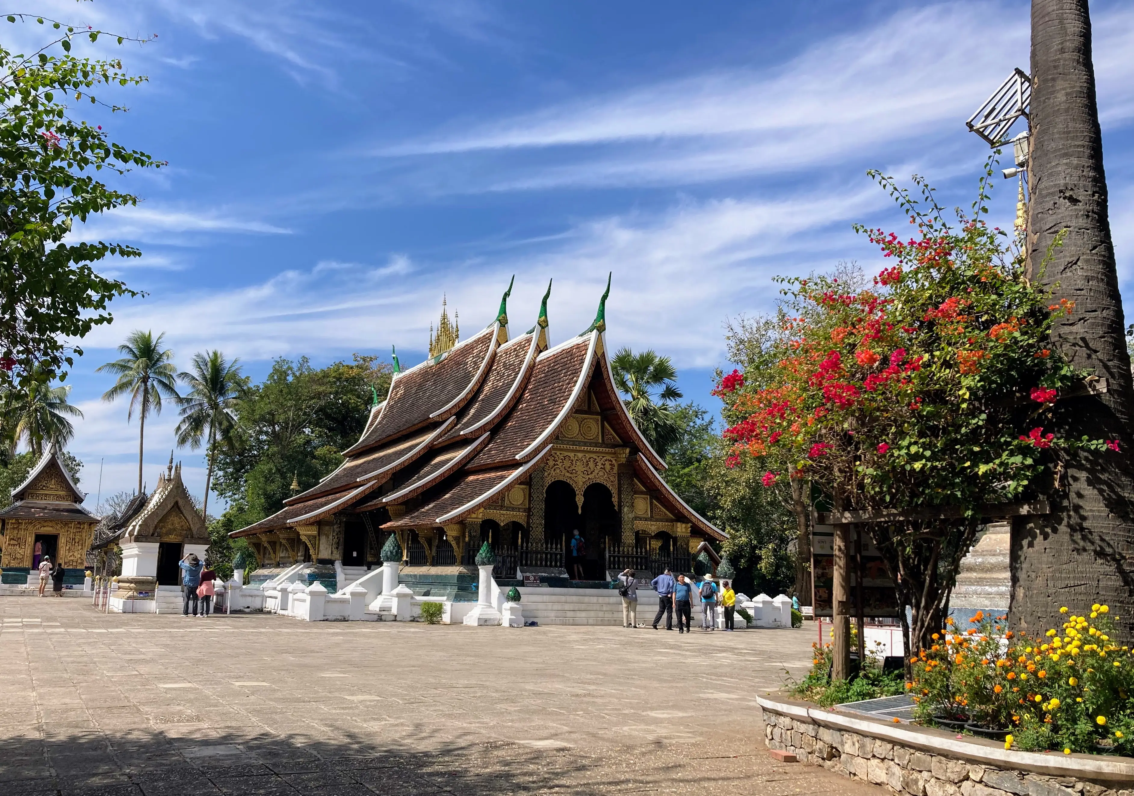 Wat Xieng Thon temple view