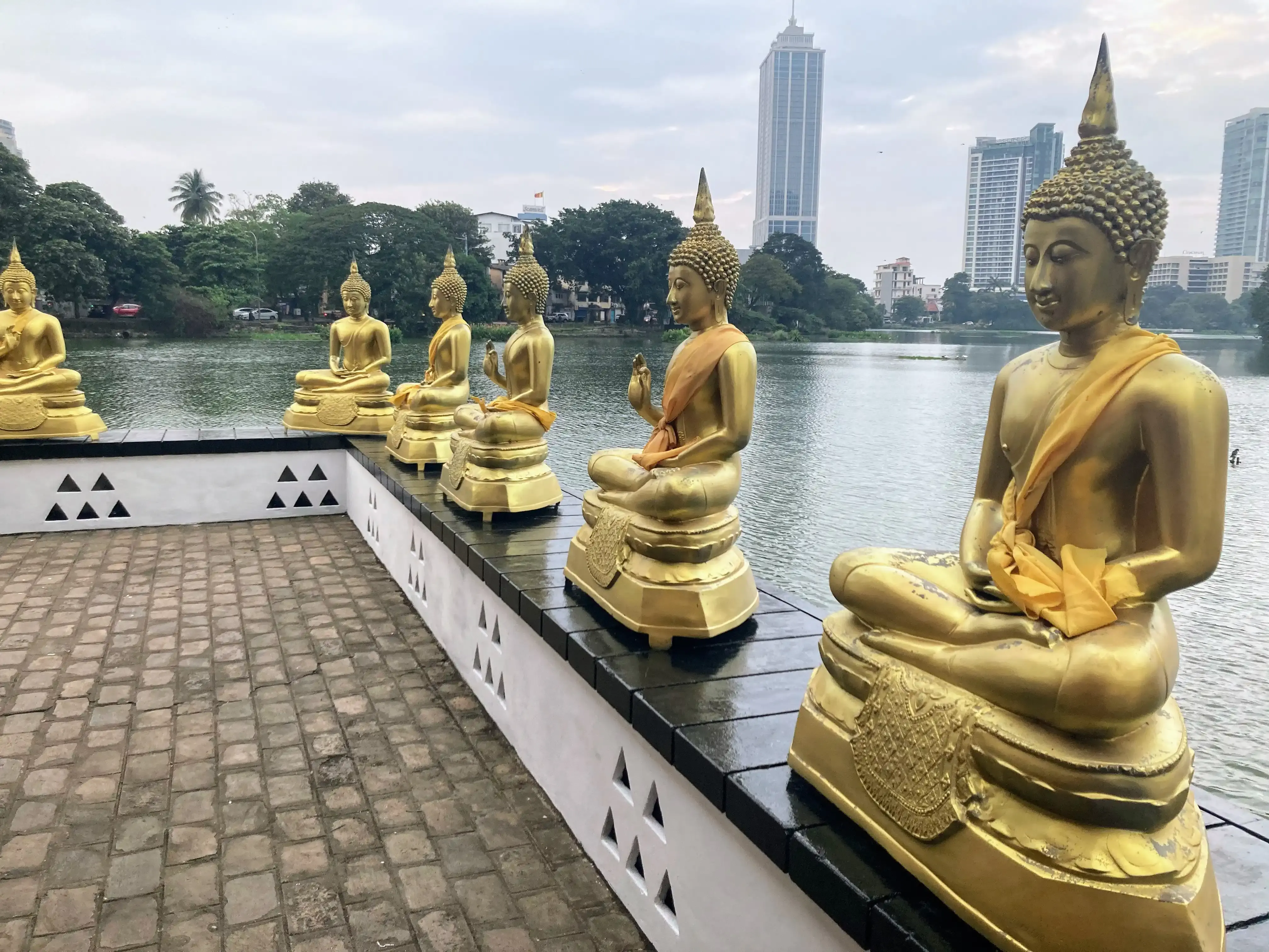 Buddha statues at Seema Malaka